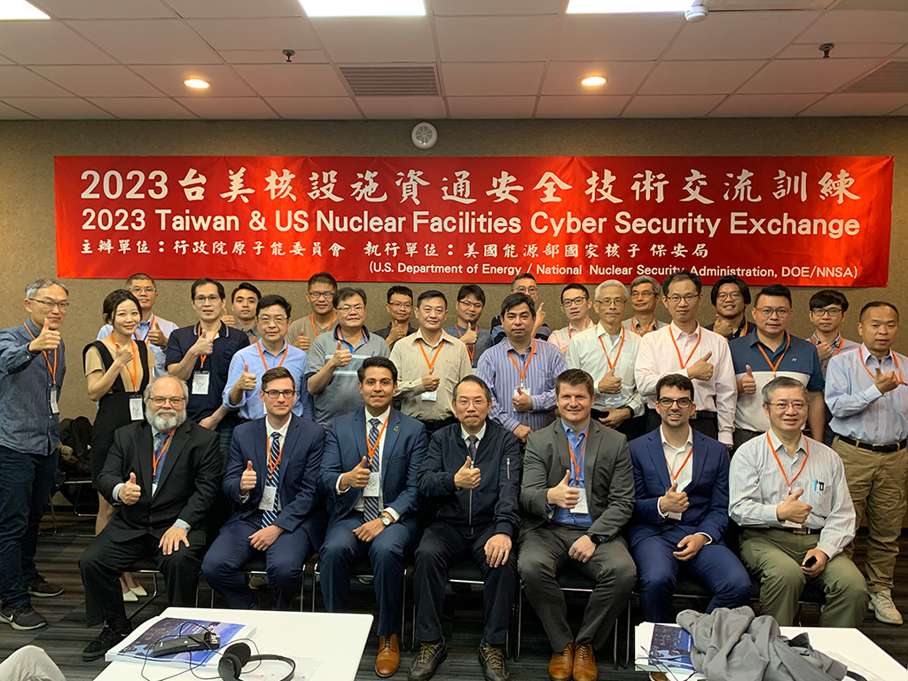 Image(2):Instructors and attendees