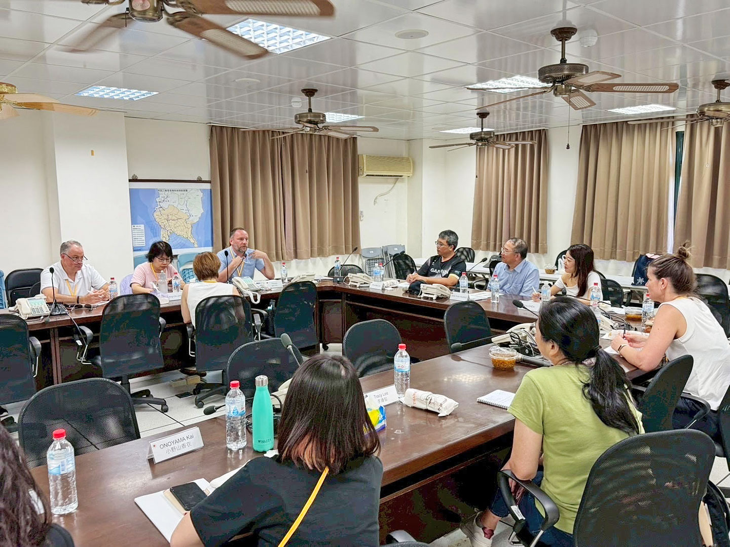 Image(6):Exchange of ideas and comprehensive discussion after observation