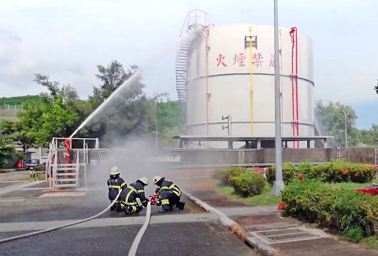 Image(3):On-site firefighting