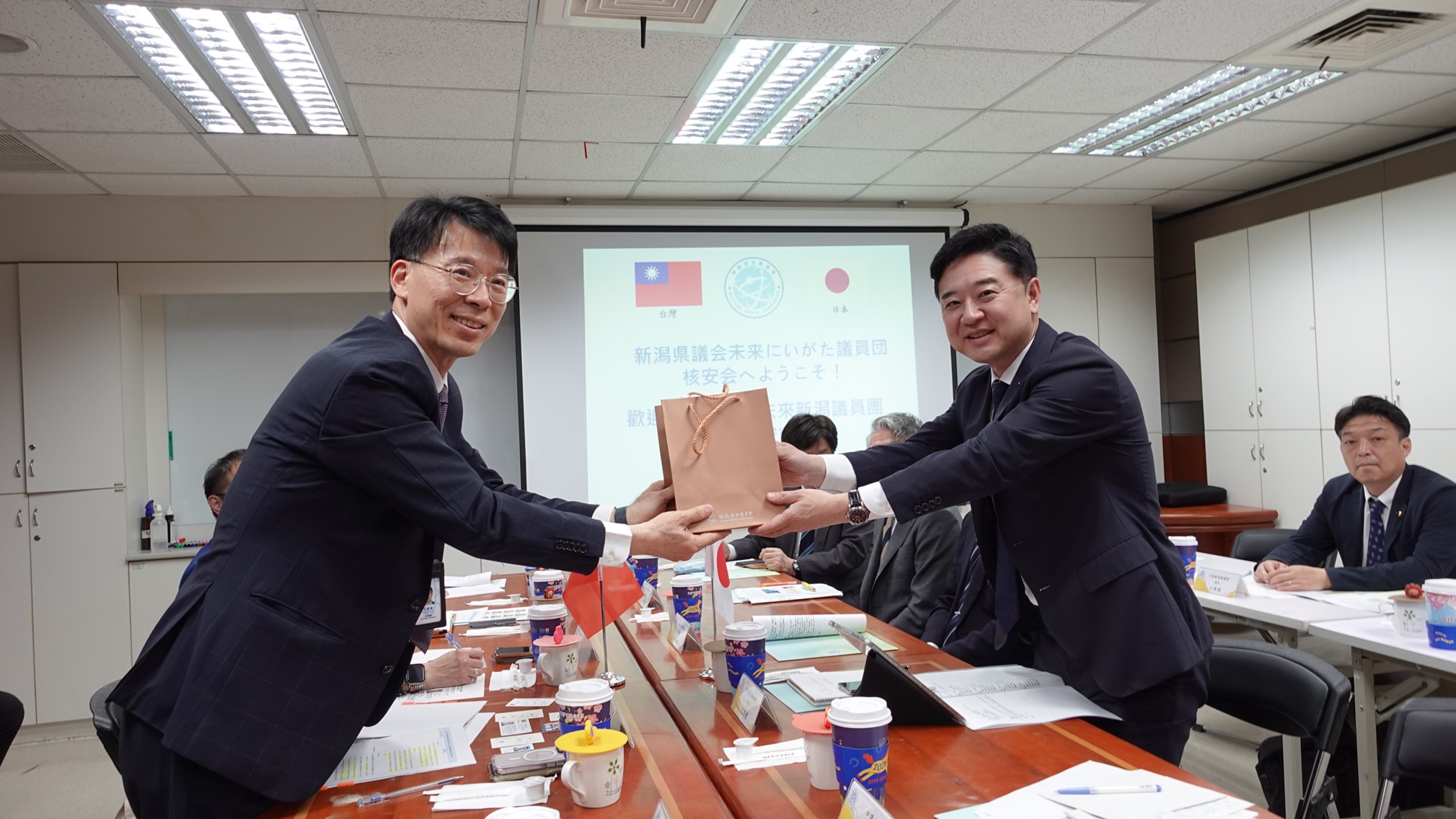 Image(2):Both sides exchanged gifts.