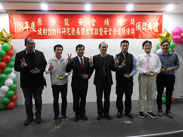 謝主委與放射性物料研究發展傑出貢獻得獎人合照