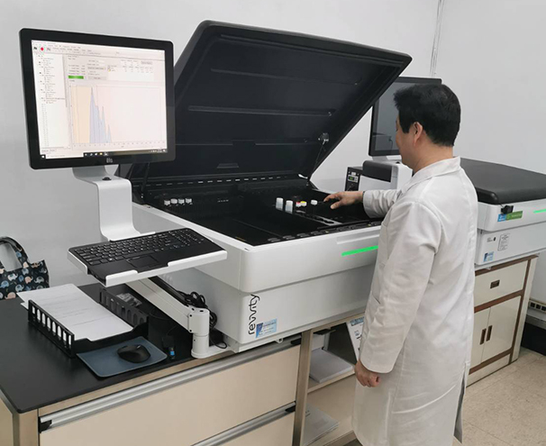 操作液態閃爍偵檢器進行樣品測定圖