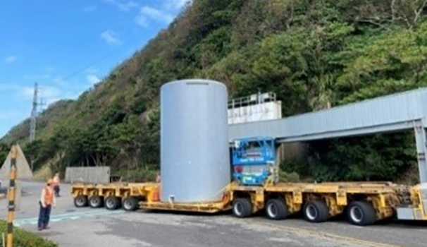混凝土護箱運至乾式貯存設施圖