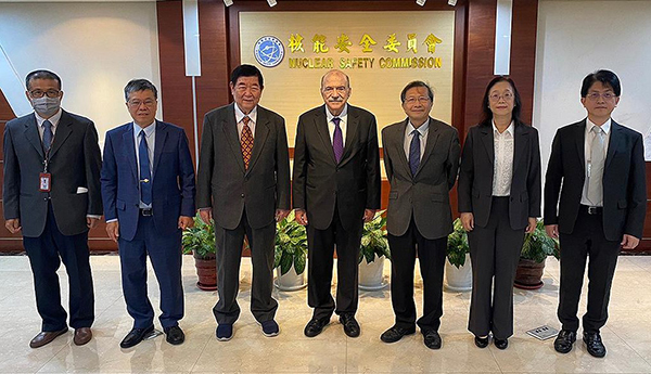 2023.12.14美國麻省理工學院George Apostolakis 榮譽教授（中）蒞會演講並與本會陳東陽主委（右三）合影圖