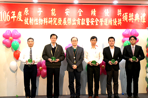 謝主委與放射性物料研究發展傑出貢獻得獎人合照。