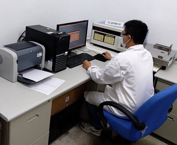 執行熱發光劑量計計測作業圖