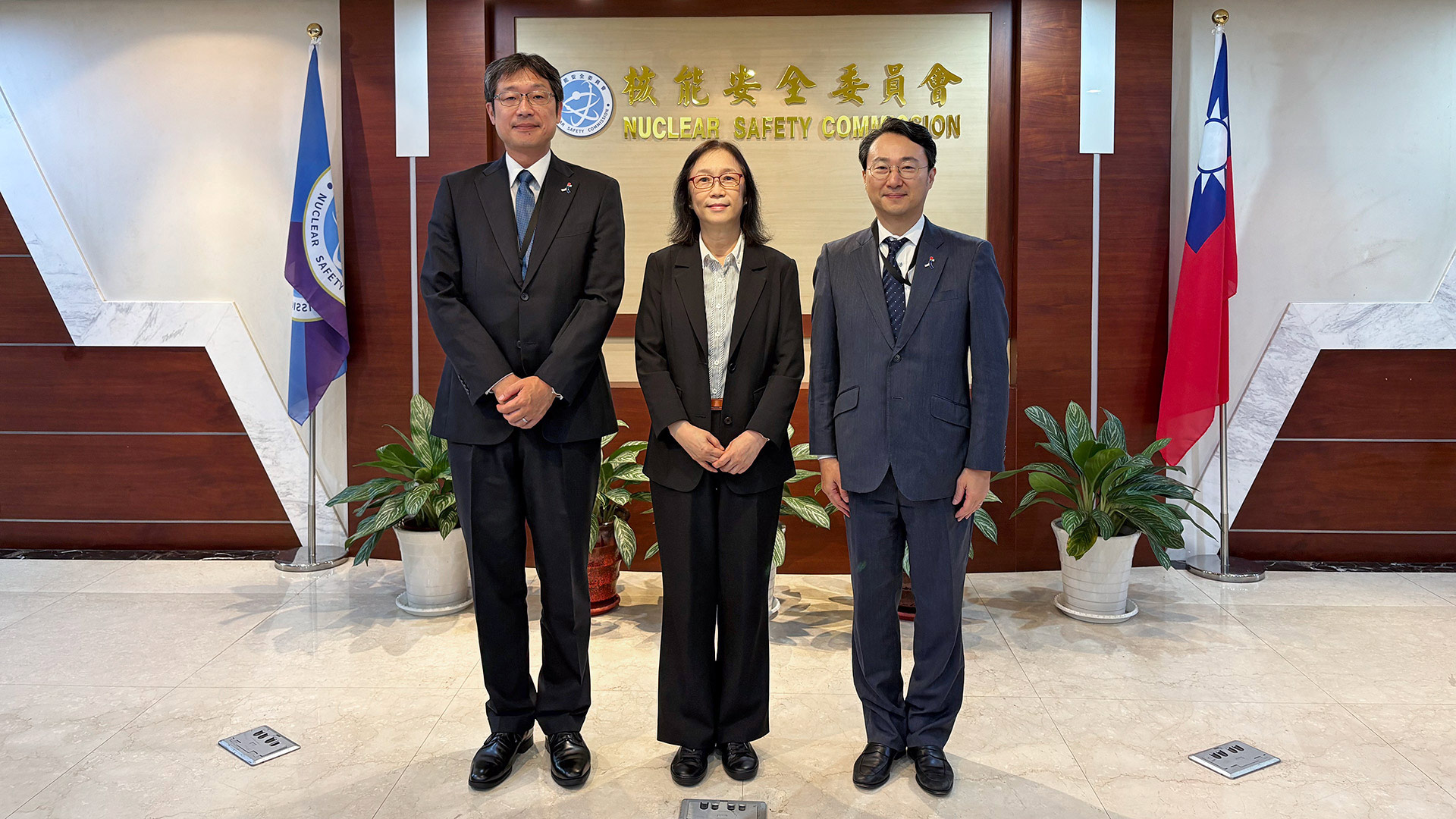 2025.07.28 7月28日日本台灣交流協會台北事務所副代表服部崇(卸任,右)及新任副代表川合現(左)訪會與本會副主委張欣(中)合影