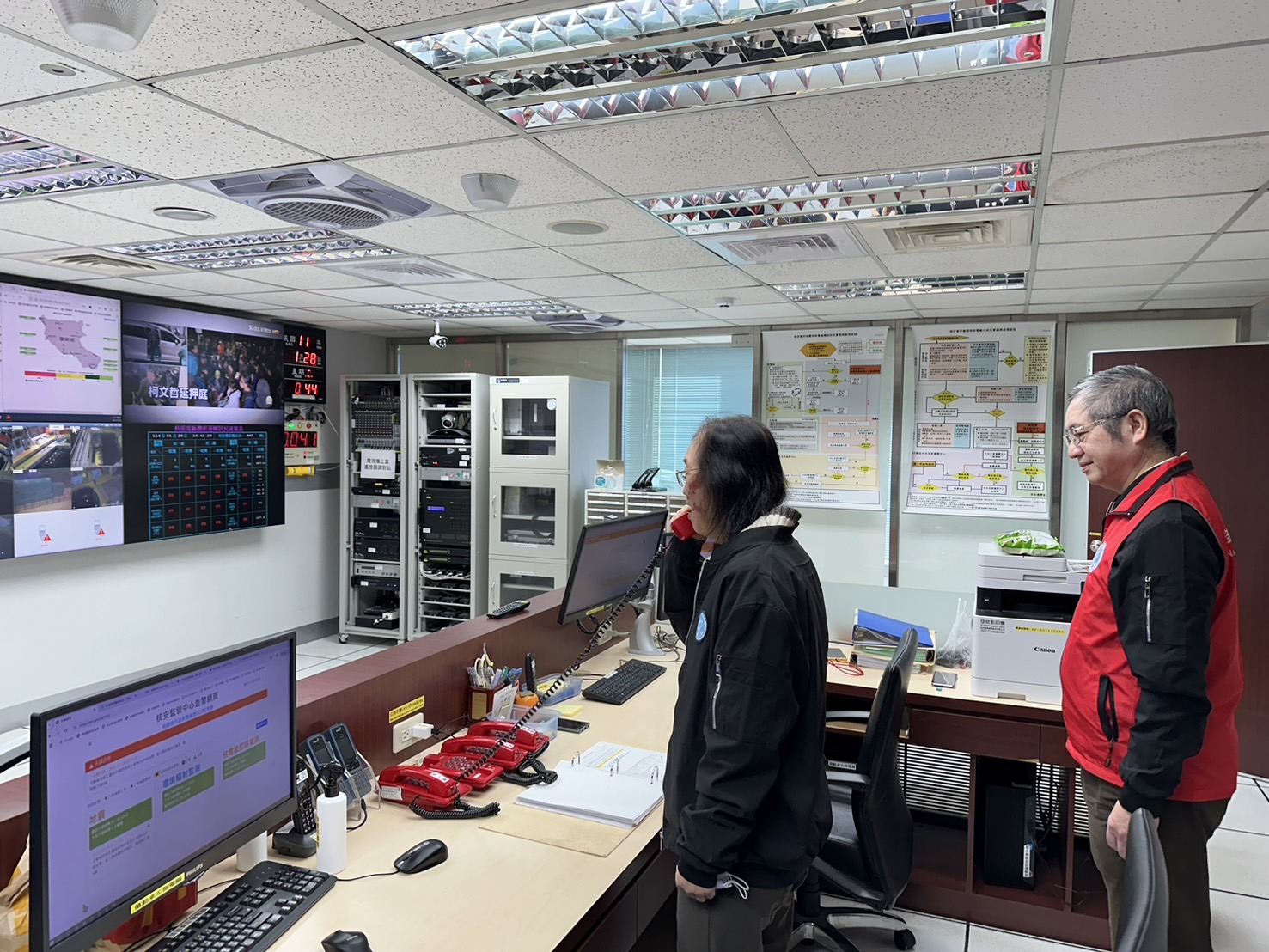 相關照片(2):核安會張副主委以熱線與核電廠聯繫