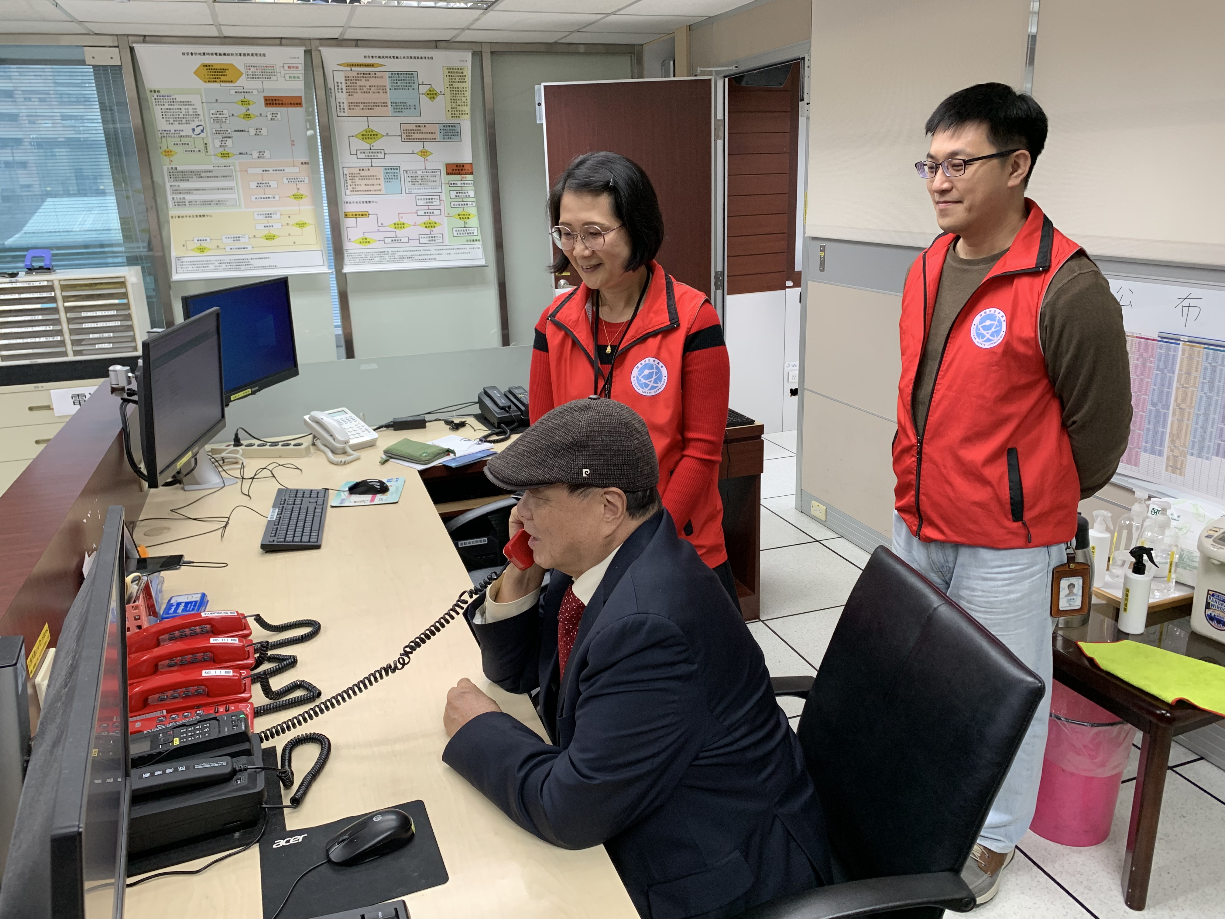 相關照片(2):核安會陳主委以熱線電話與核電廠聯繫