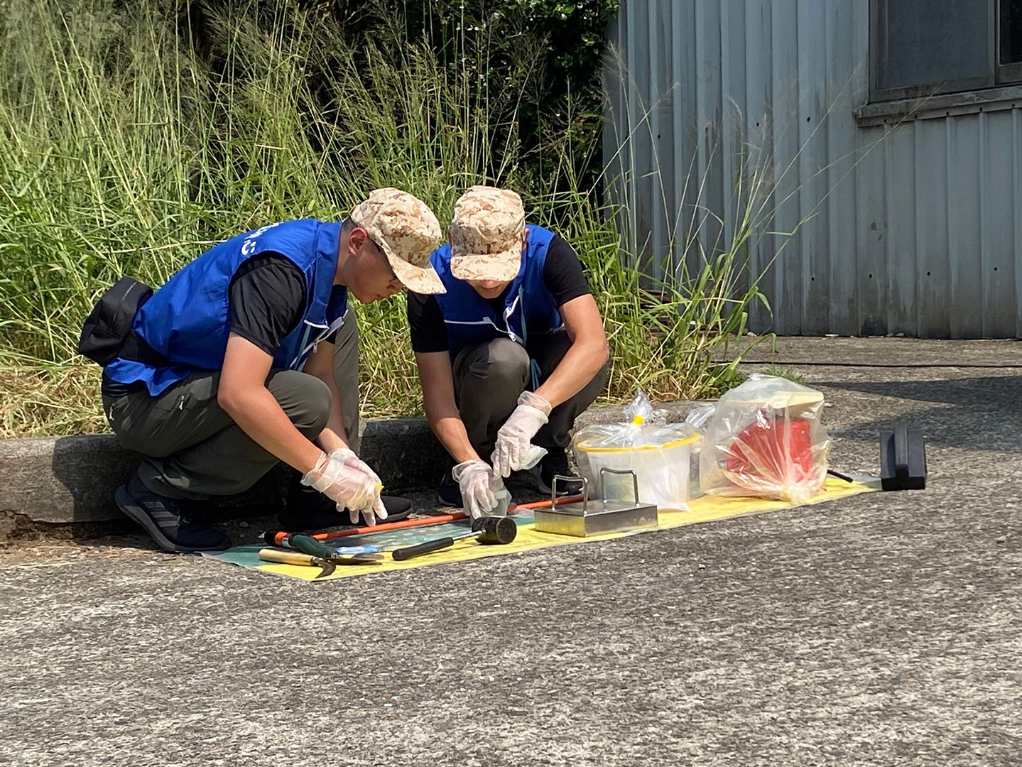 相關照片(8):輻射監測中心-草樣及土壤取樣分析
