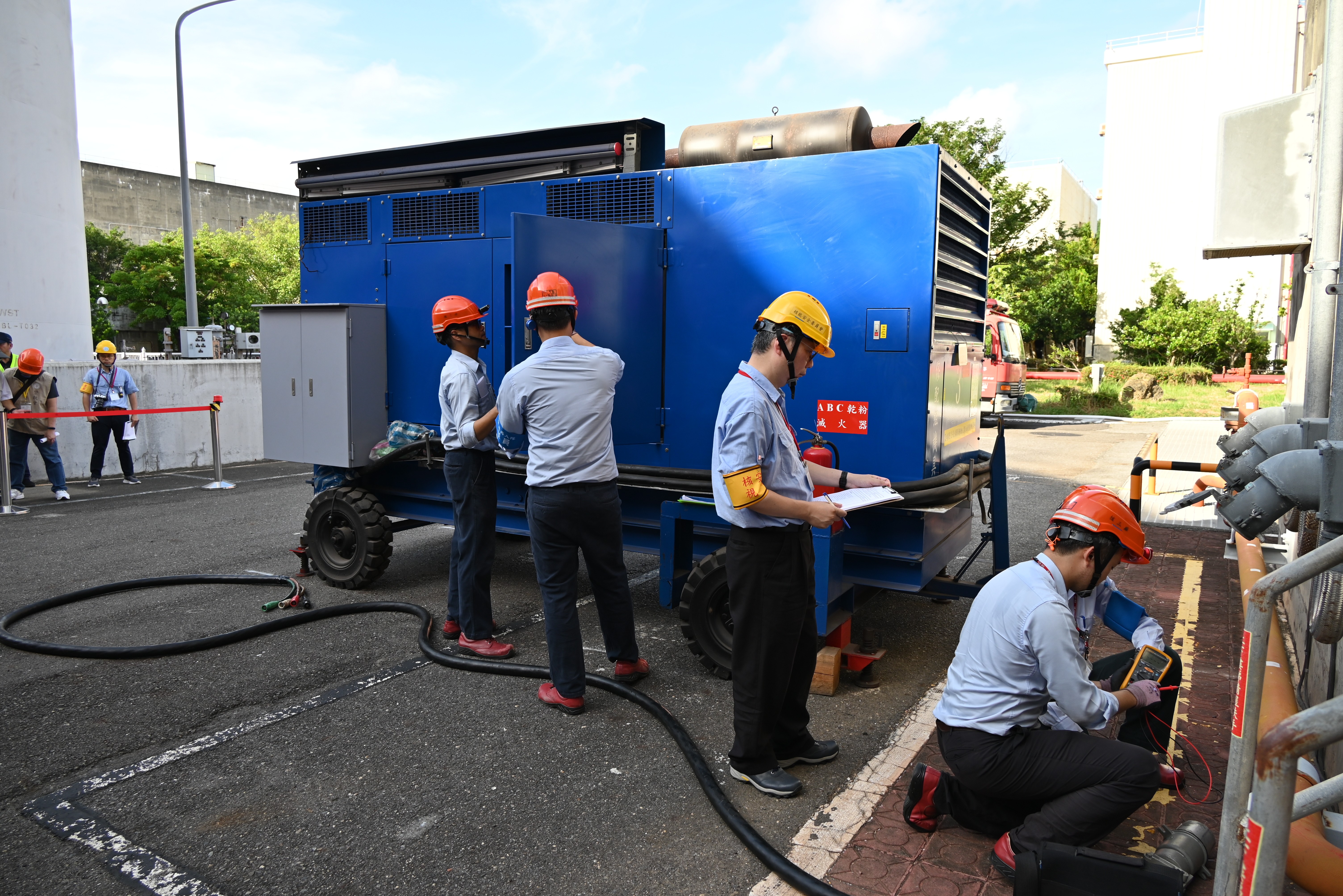 相關照片(2):圖二 備用電源480V電源車列置與引接演練