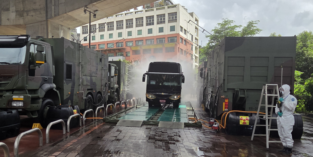 相關照片(5):核能二廠東行方向防護站(基隆市消防局前廣場)開設演練-車輛除污作業