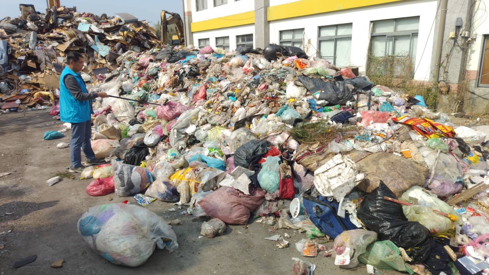 相關照片(2):圖二、核安會派員前往垃圾暫存場提供輻射偵測及相關技術協助