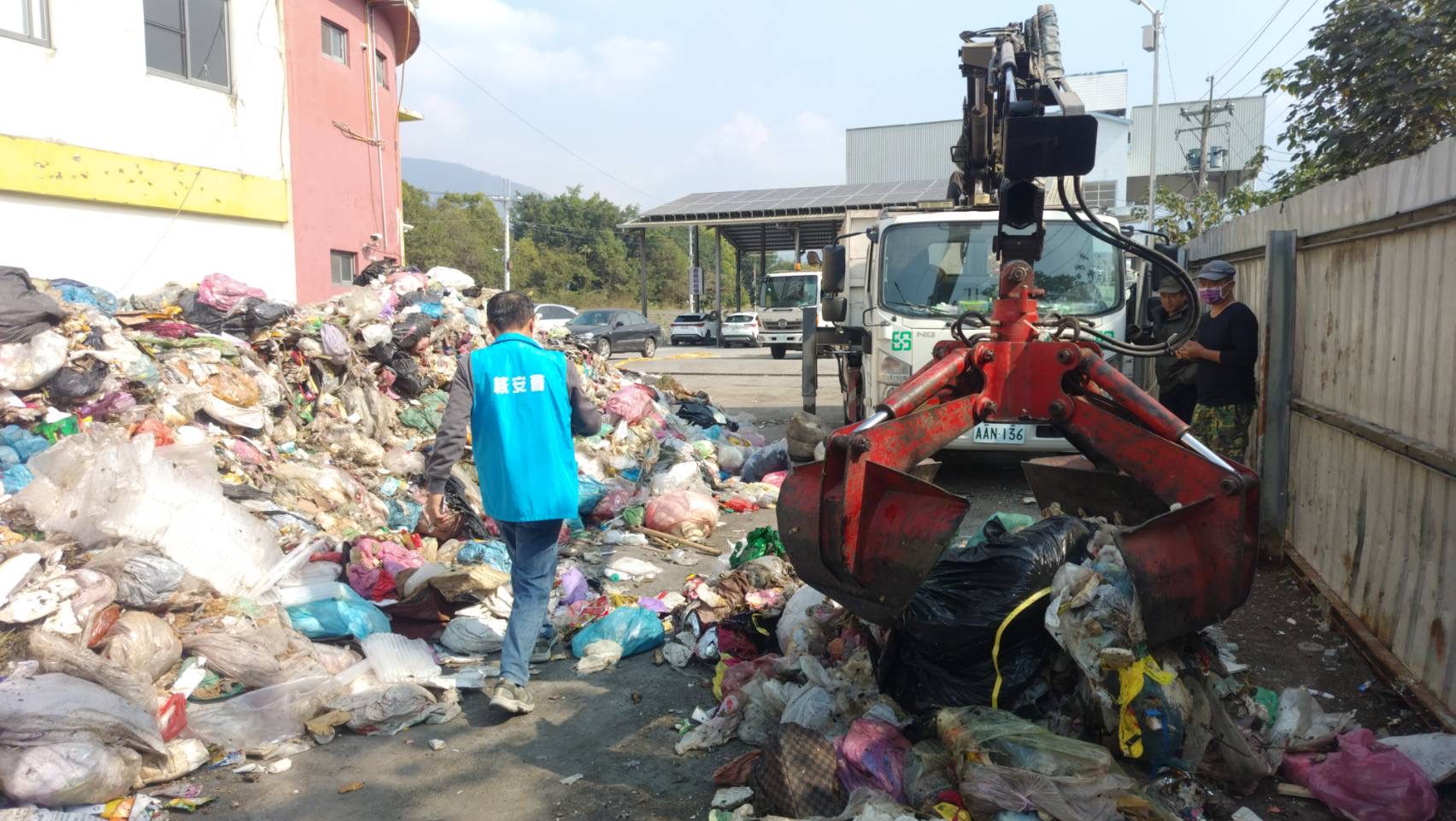 相關照片(1):圖一、核安會派員前往垃圾暫存場提供輻射偵測及相關技術協助