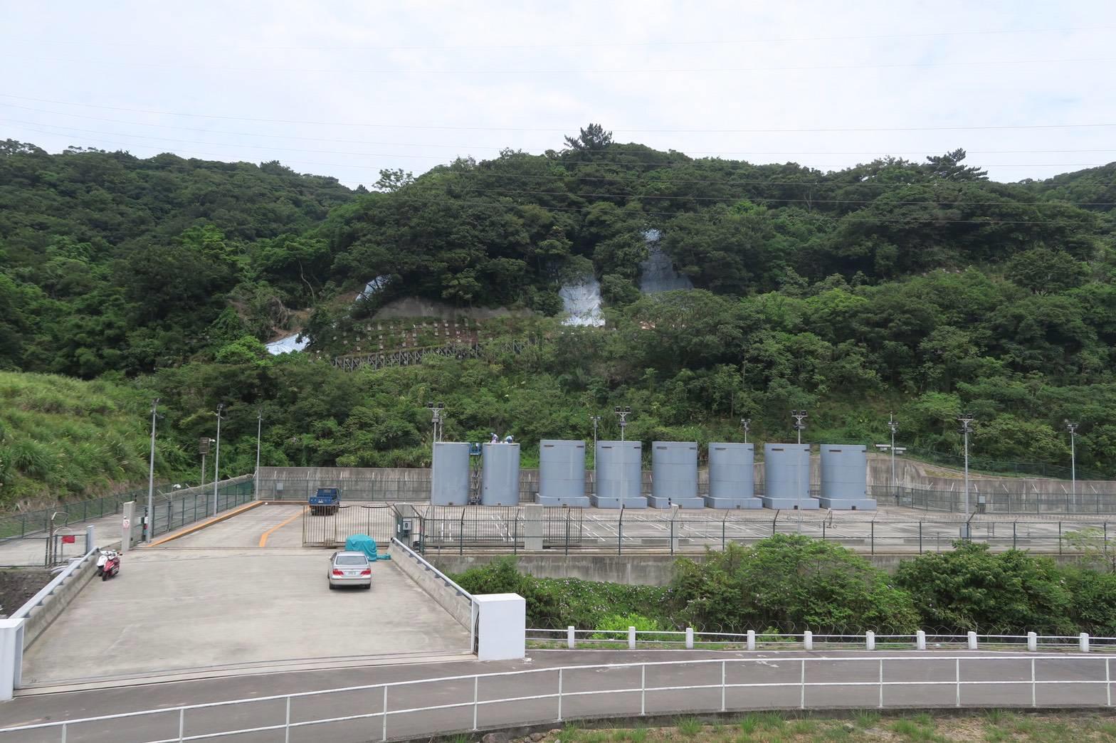相關照片(2):圖二、乾貯設施水土保持區外的上坡面有表層土壤滑落情形,但未影響乾貯設施安全,原能會已要求台電公司加強周邊水保措施。