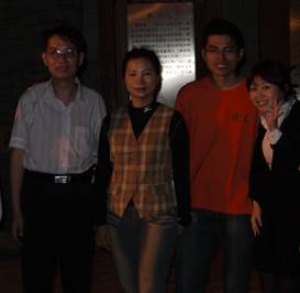 圖二、核技處宣導人員與恆春鎮鎮長夫人(左二)合影