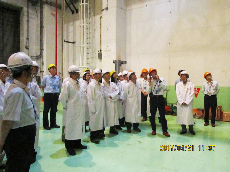原能會視察人員及審查委員於核二廠1號機燃料廠房現場視察情形