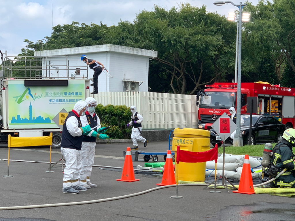 環保局人員進行事故現場周遭之輻射偵測及紀錄作業