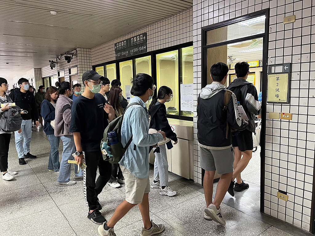 預備鈴響起，考生依序入場