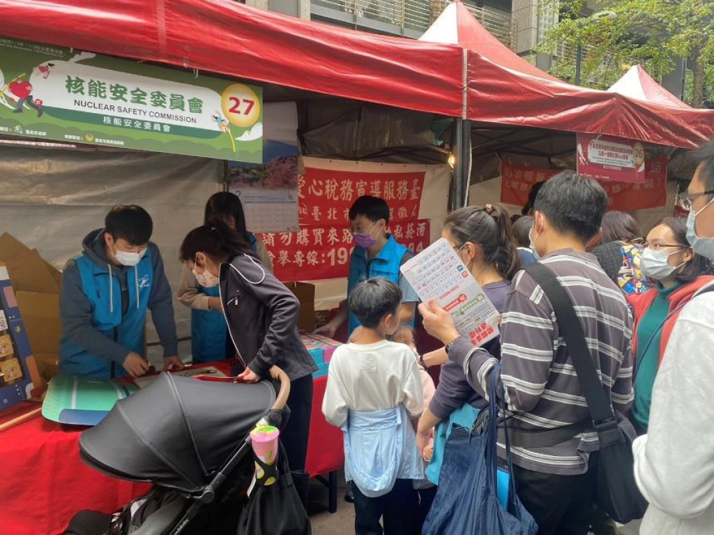 民眾熱情參與「核能安全委員會」攤位一