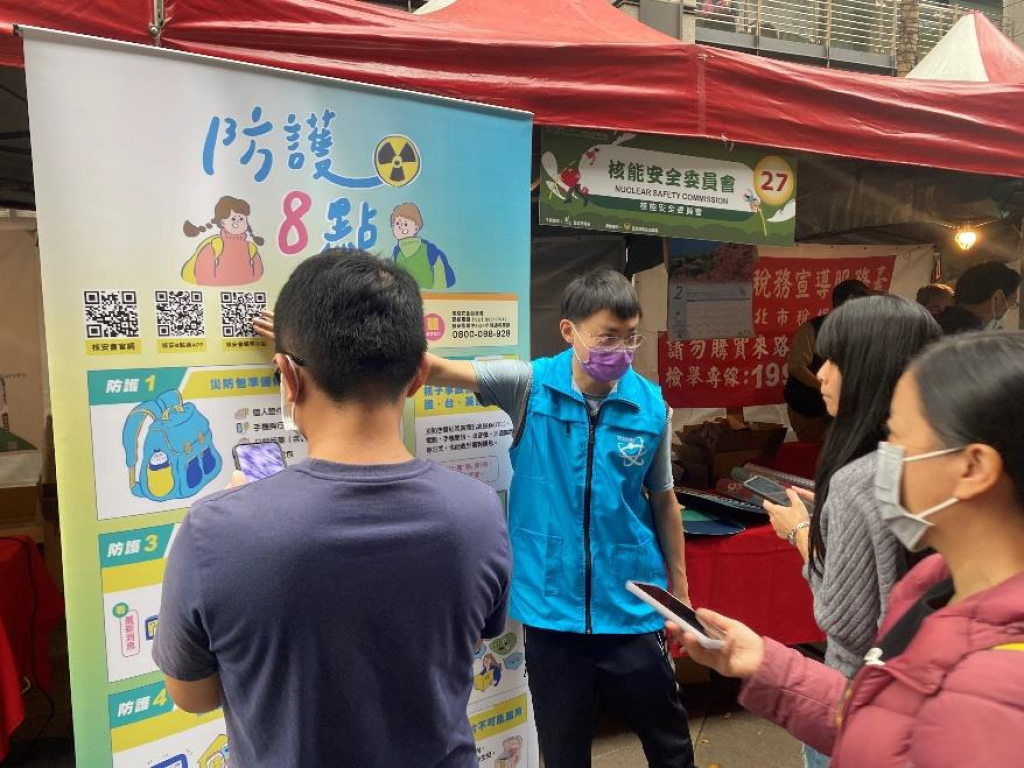 民眾熱情參與「核能安全委員會」攤位二