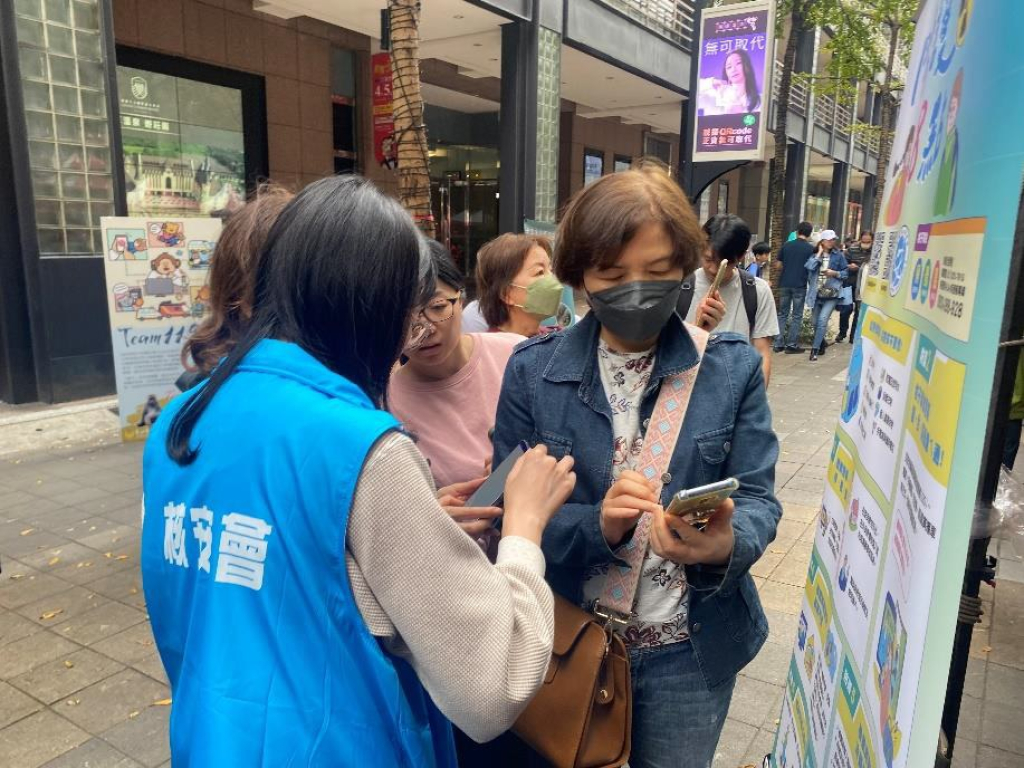 工作同仁引導民眾至本會臉書按讚