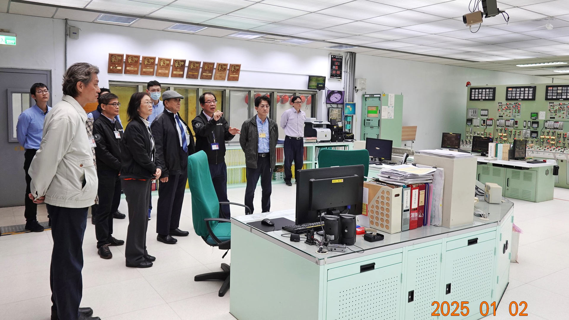 陳主任委員巡視核一廠2號機主控制室