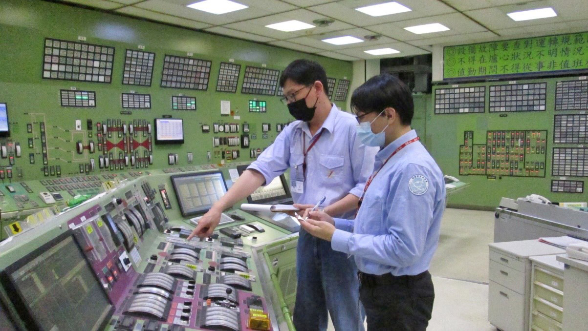 本會視察員查證2號機主控制室機組運轉狀況