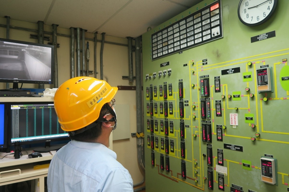 本會視察員查證廢料廠房控制室設備運轉狀況
