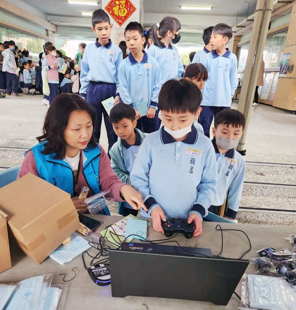 核安會同仁耐心引導 陪伴學生認識原子能科普