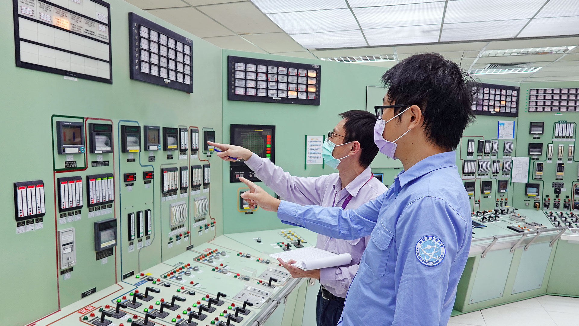 核安會視察員查核1號機主控制室狀況