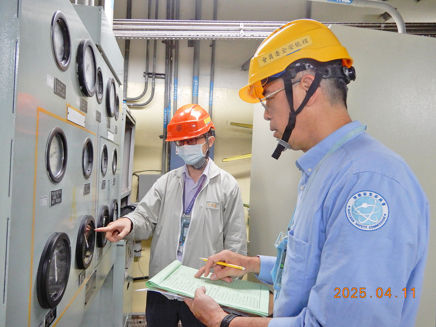 核安會視察員查核2號機反應器廠房現場狀況