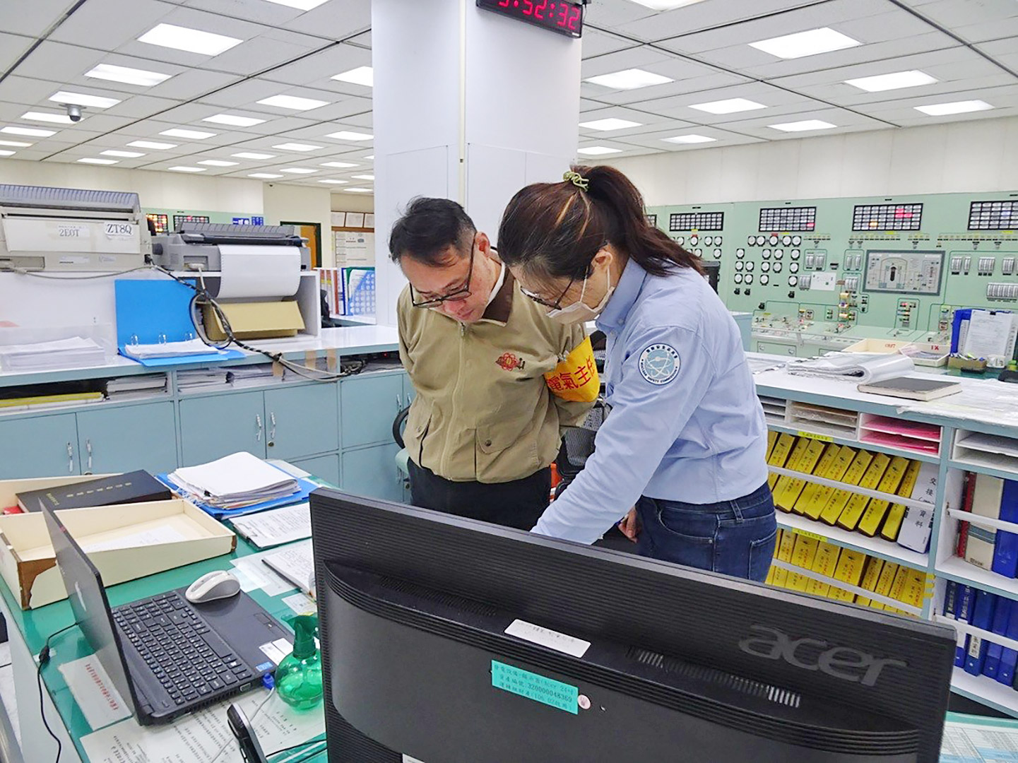 核安會視察員查核主控制室值班紀錄