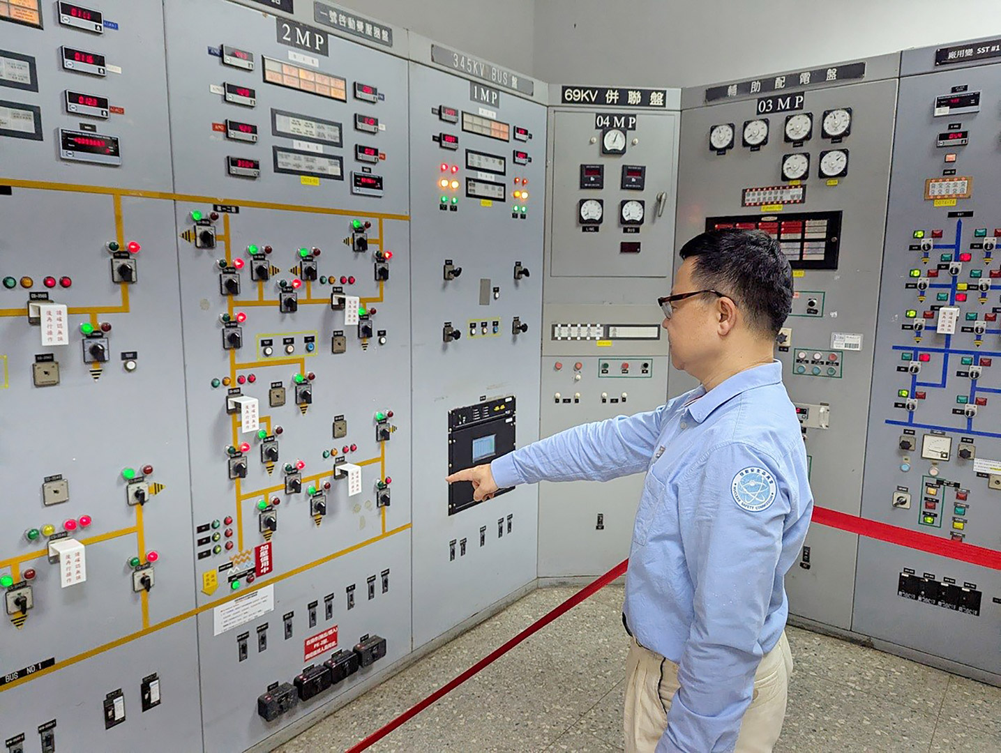 核安會視察員查核開關場控制室狀況