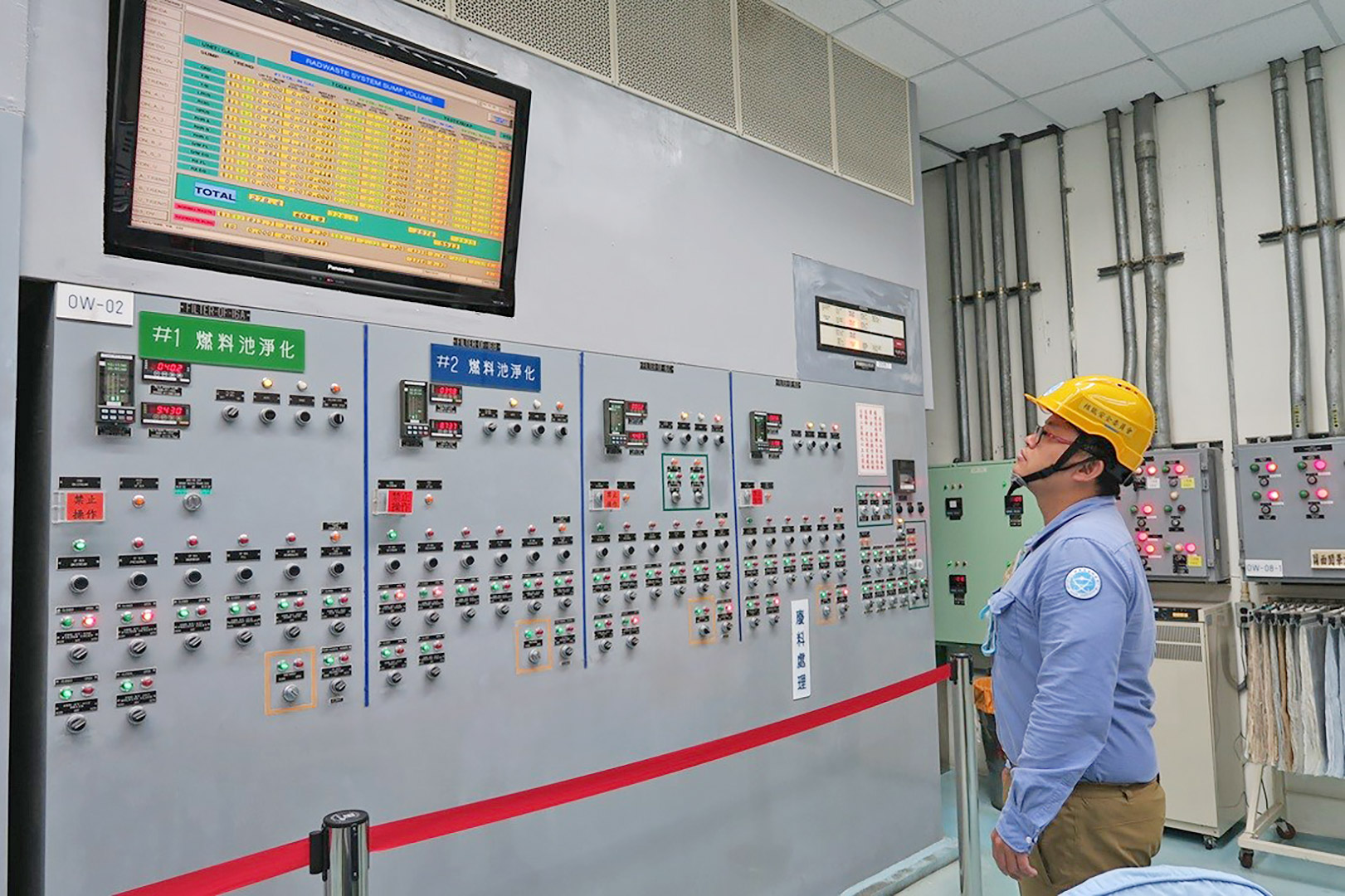 核安會視察員查核廢料廠房控制室運轉狀況