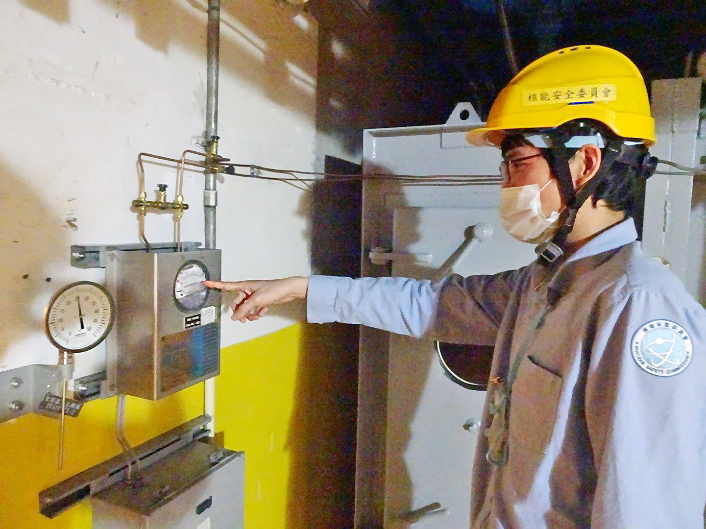 核安會視察員查核2號機輔機廠房現場狀況