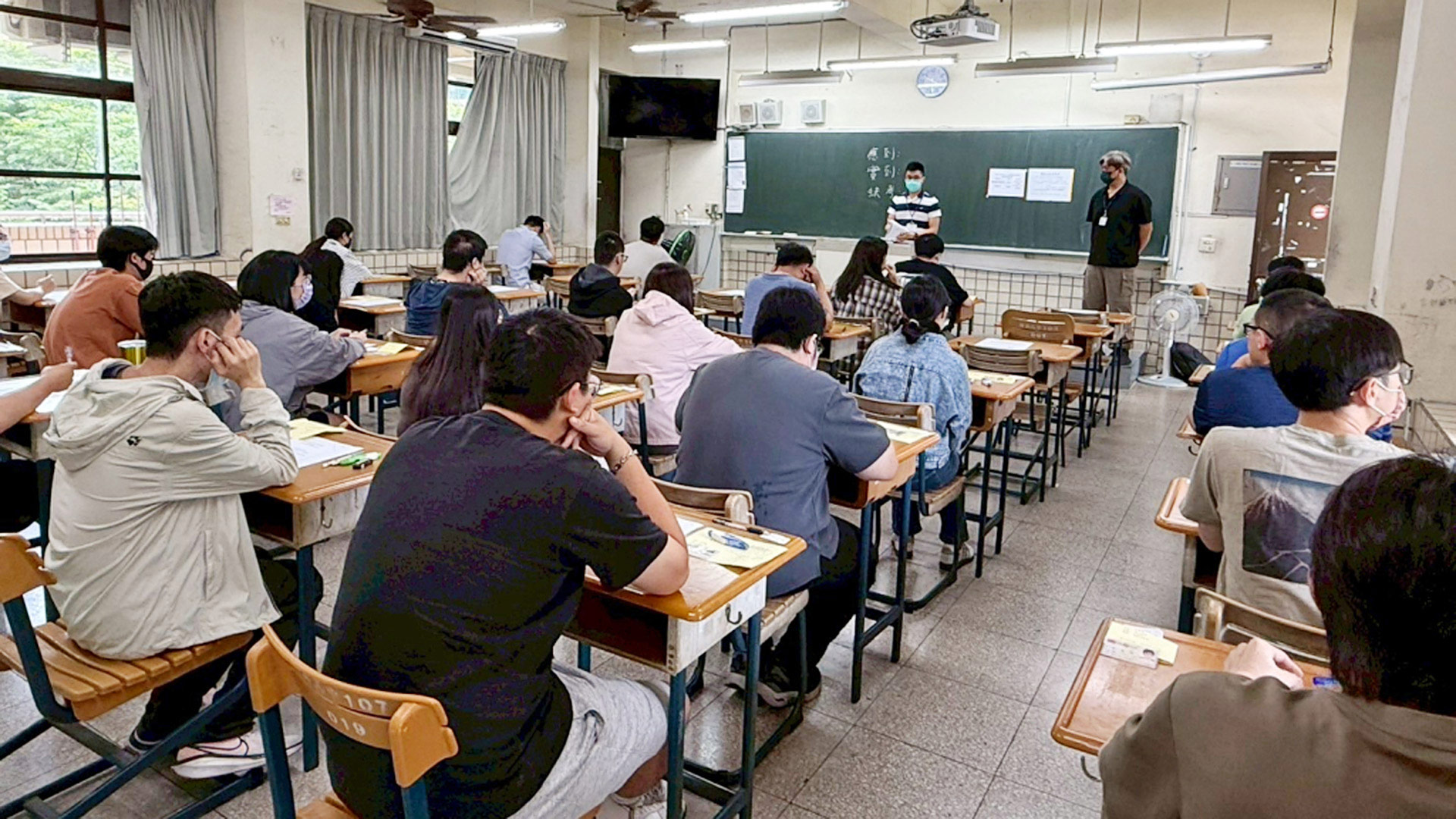 試場內考生作答情形