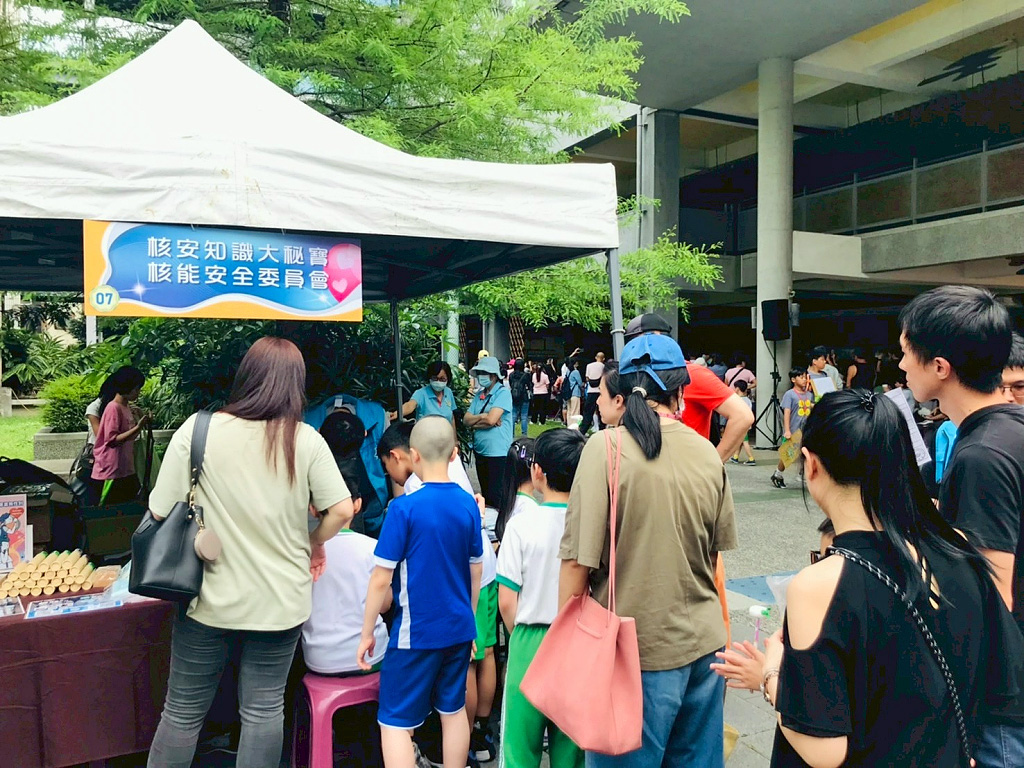 有秩序地排隊，等待闖關