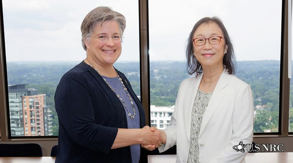 核安會張副主任委員與美國核管會委員Annie Caputo合影(照片來源:美國核管會臉書官網)