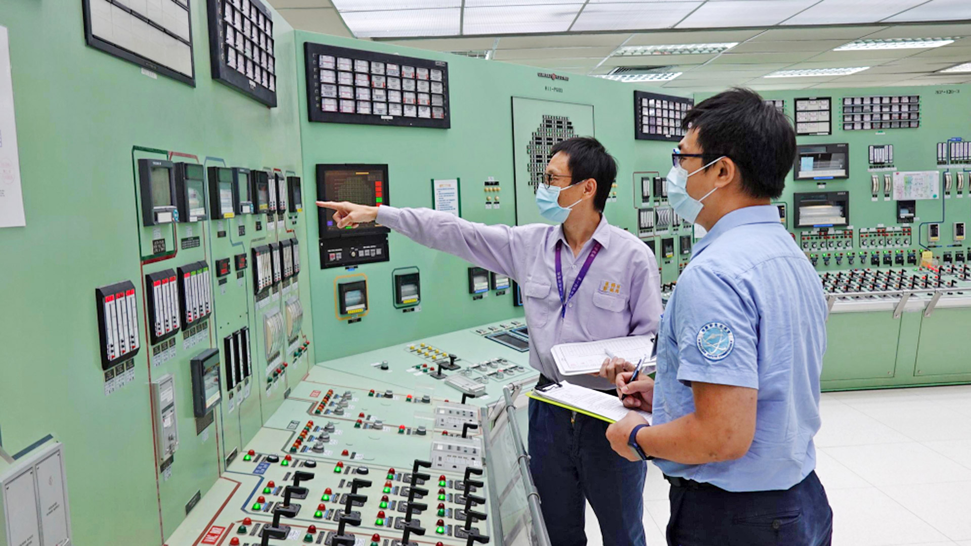 核安會視察員於1號機主控制室查核值班人員掌握機組狀況