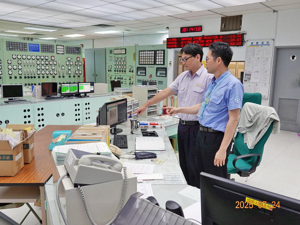 核安會視察員於2號機主控制室查核值班人員掌握機組狀況