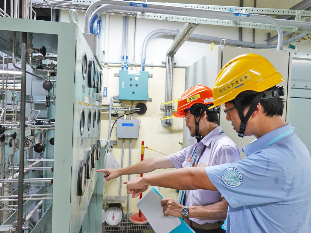 核安會視察員查核1號機反應器廠房現場狀況