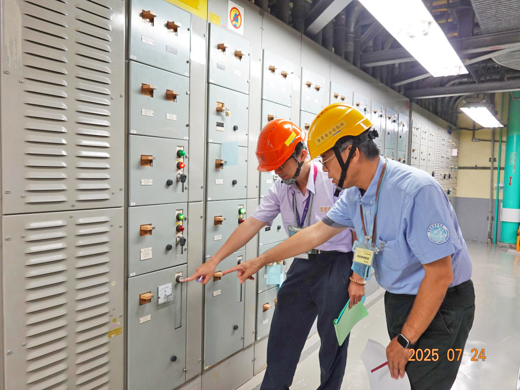 核安會視察員查核2號機反應器廠房現場狀況