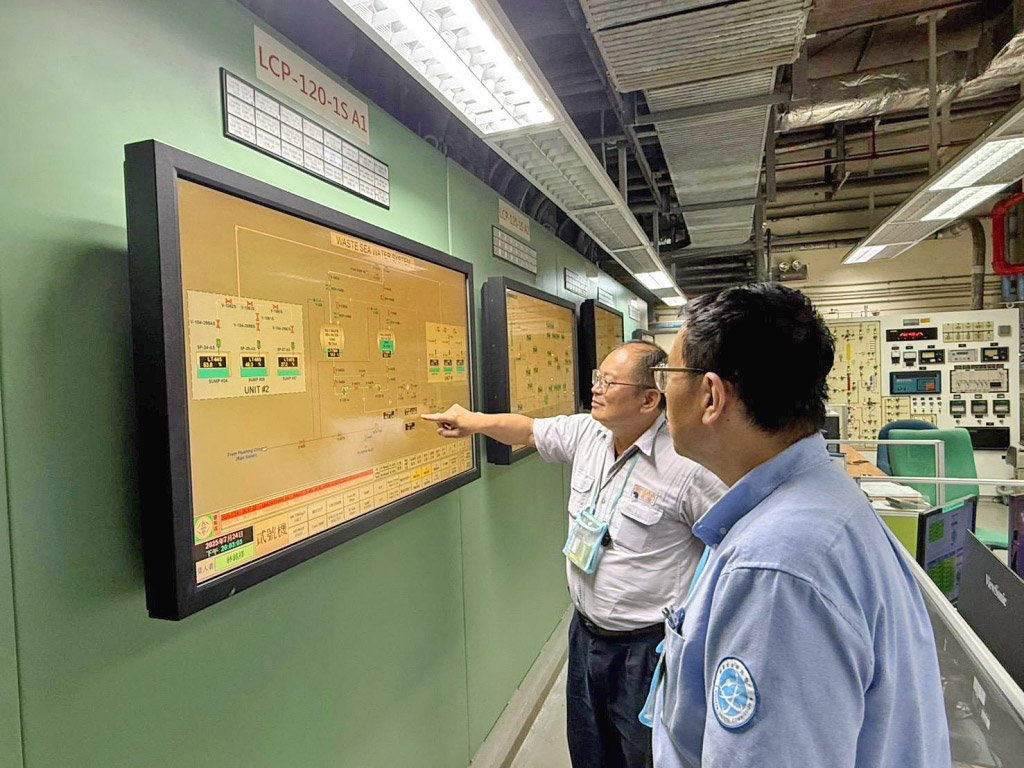 核安會視察員查核廢料控制室狀況