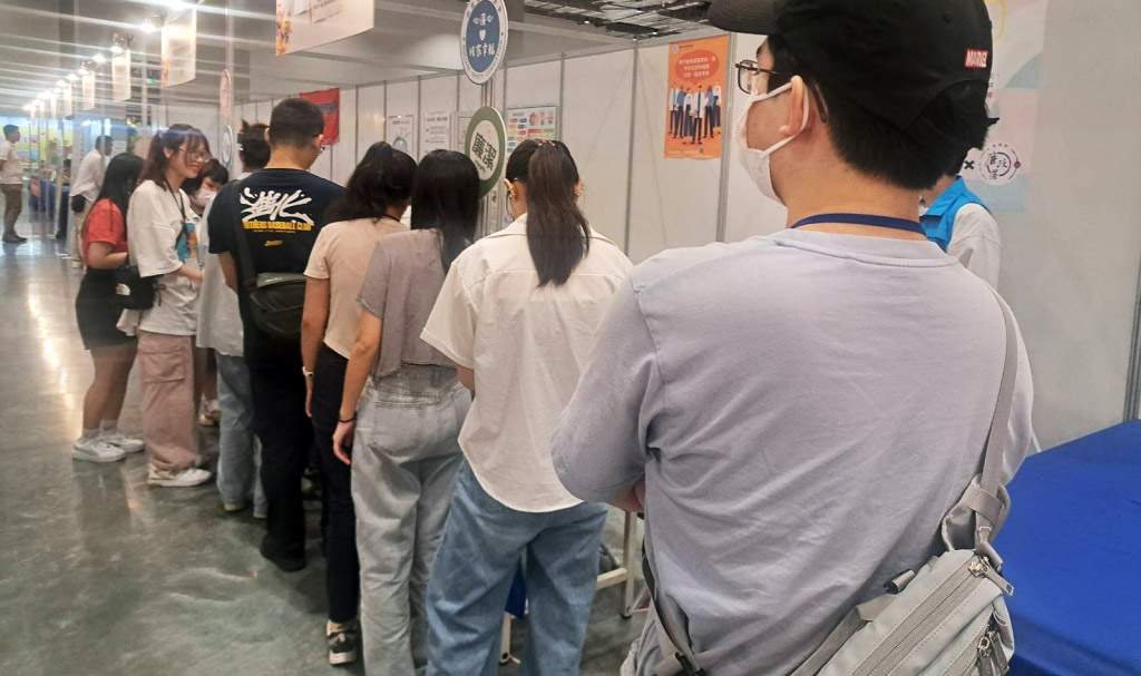 民眾依序排隊體驗闖關活動