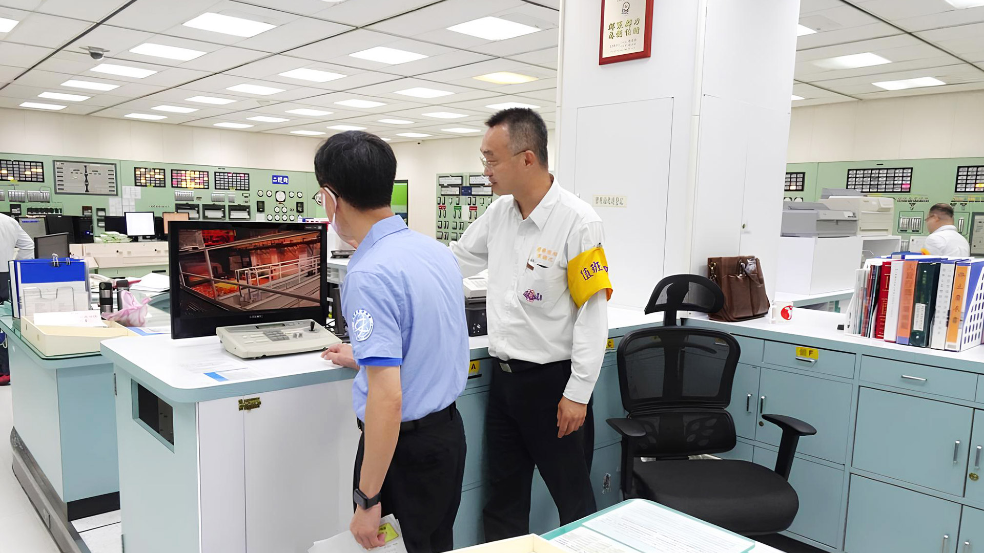 核安會廖科長於主控制室詢問機組狀況