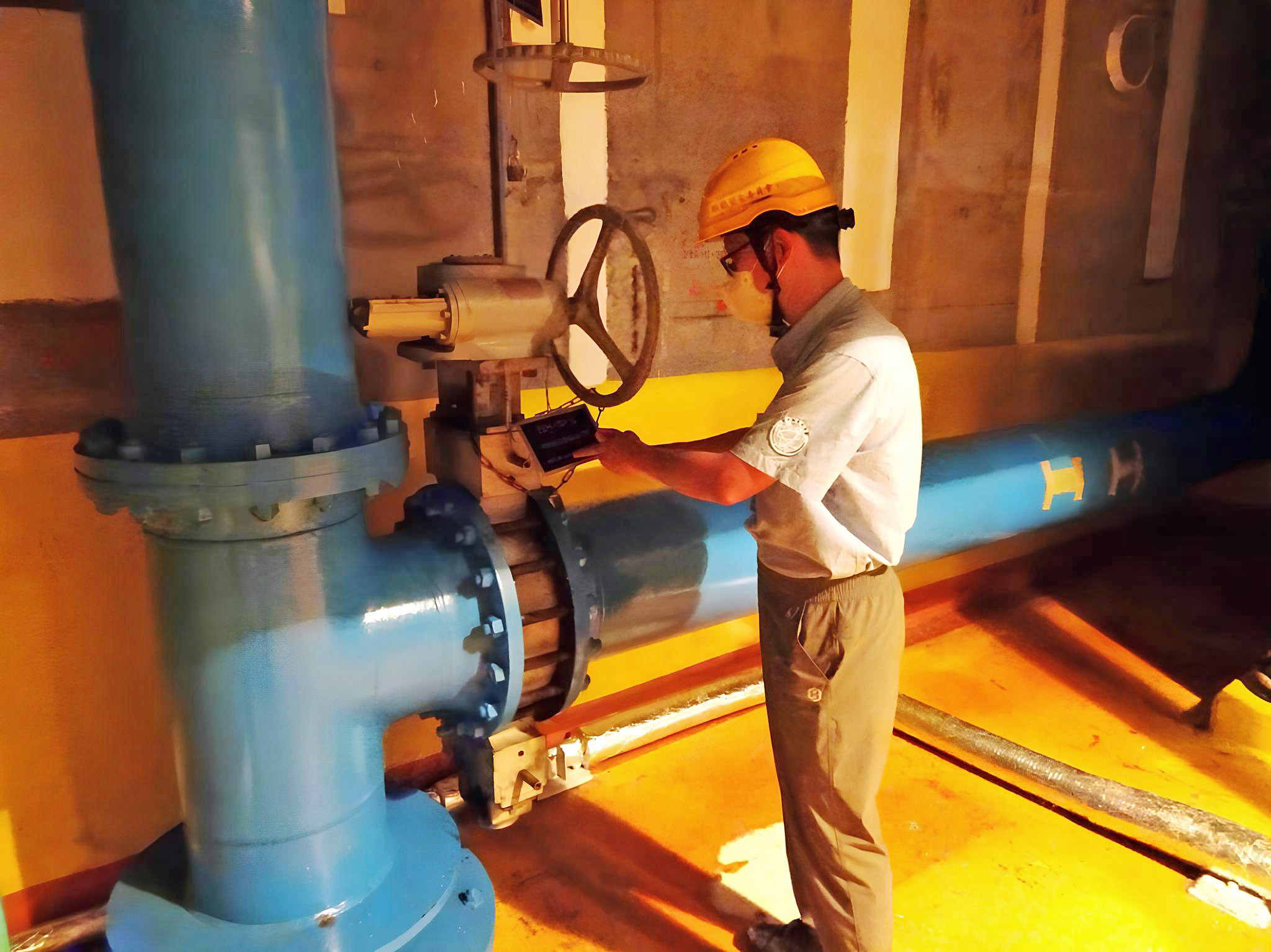 核安會視察員查核2號機輔機廠房現場狀況