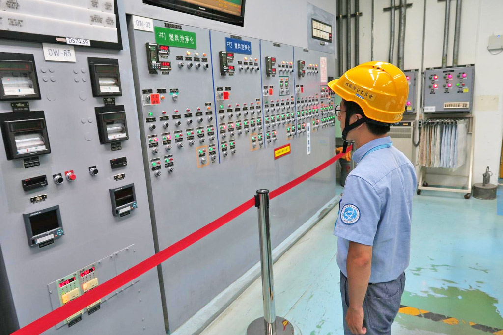 核安會視察員查核廢料廠房控制室運轉狀況