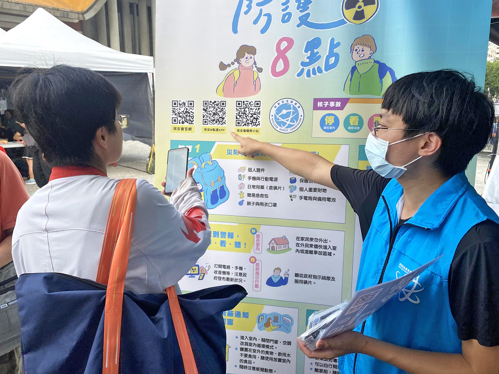 工作同仁引導民眾至本會臉書按讚