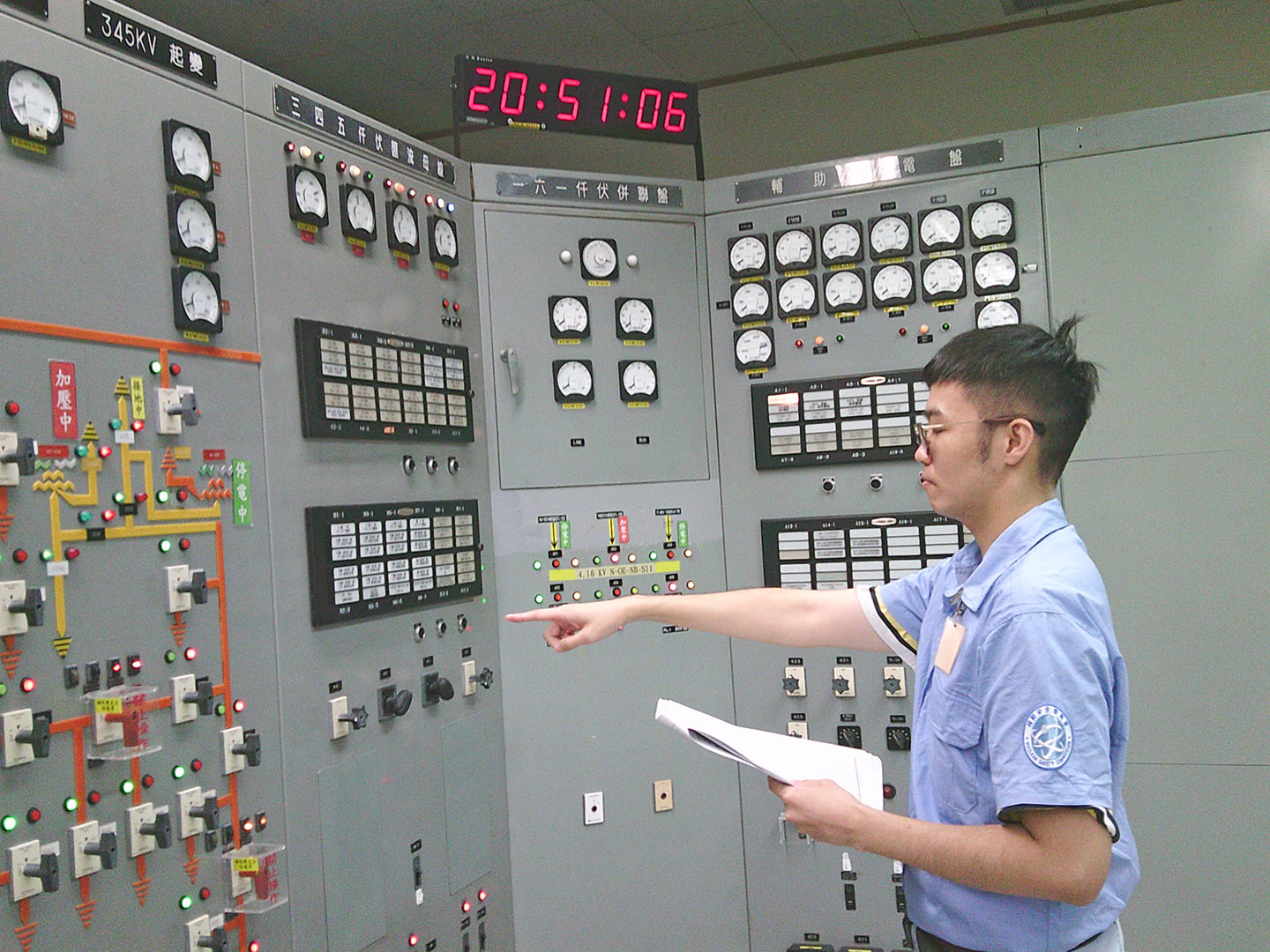 核安會視察員查核開關場控制室狀況